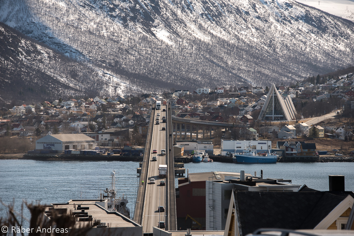 Die Tromsøbrua verbindet die beiden Stadtteile und ist über 1 KM lang.